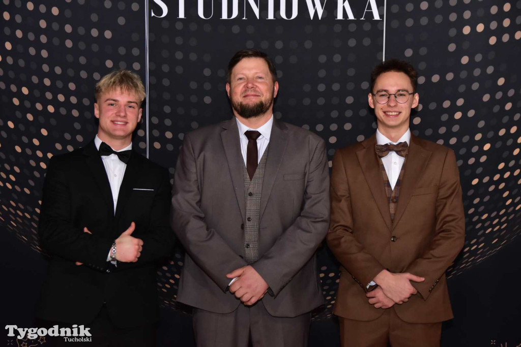 STUDNIÓWKA Zespołu Szkół Licealnych i Technicznych w Tucholi / CZ. 1 - ZDJĘCIA I FILMY - OTWARCIE, POLONEZ, ŚCIANKA