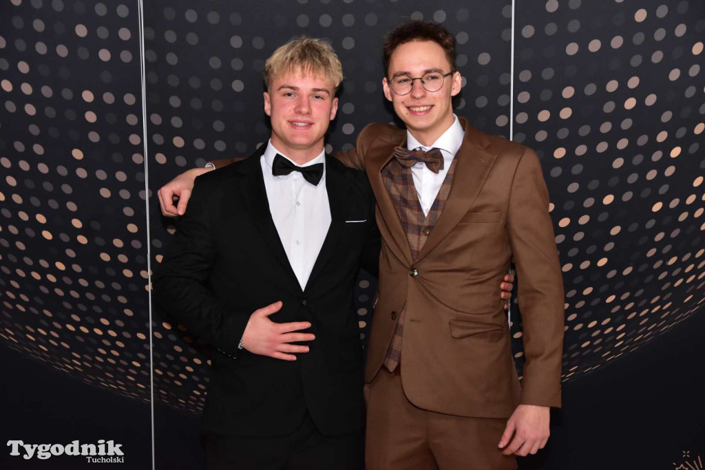 STUDNIÓWKA Zespołu Szkół Licealnych i Technicznych w Tucholi / CZ. 1 - ZDJĘCIA I FILMY - OTWARCIE, POLONEZ, ŚCIANKA