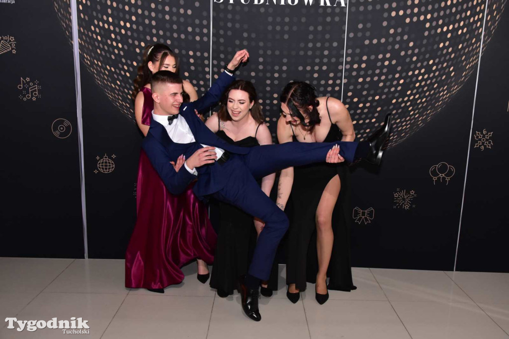 STUDNIÓWKA Zespołu Szkół Licealnych i Technicznych w Tucholi / CZ. 1 - ZDJĘCIA I FILMY - OTWARCIE, POLONEZ, ŚCIANKA