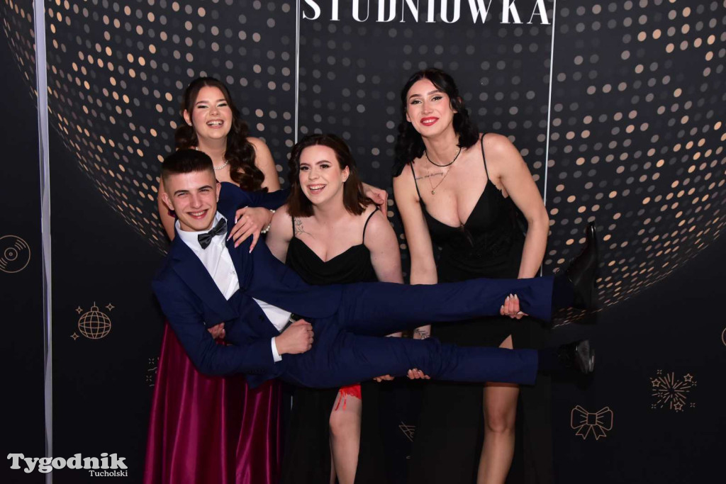 STUDNIÓWKA Zespołu Szkół Licealnych i Technicznych w Tucholi / CZ. 1 - ZDJĘCIA I FILMY - OTWARCIE, POLONEZ, ŚCIANKA