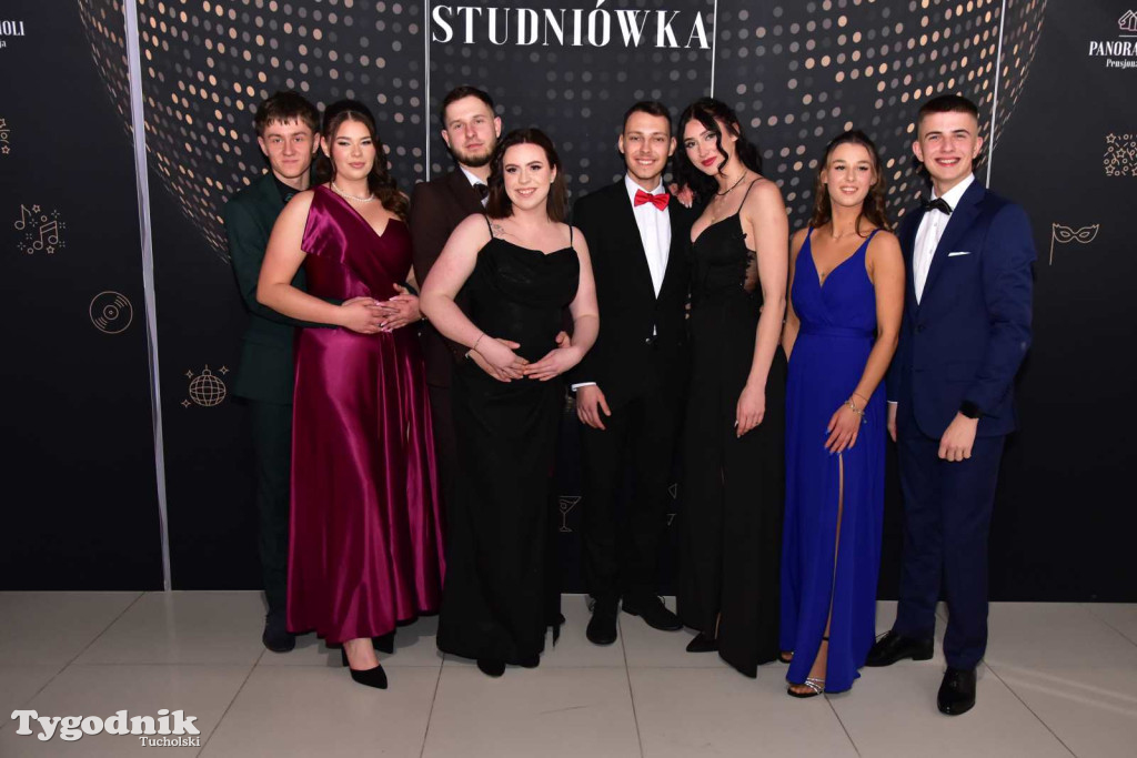 STUDNIÓWKA Zespołu Szkół Licealnych i Technicznych w Tucholi / CZ. 1 - ZDJĘCIA I FILMY - OTWARCIE, POLONEZ, ŚCIANKA