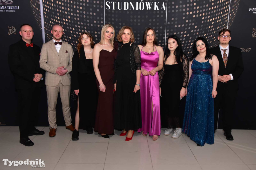 STUDNIÓWKA Zespołu Szkół Licealnych i Technicznych w Tucholi / CZ. 1 - ZDJĘCIA I FILMY - OTWARCIE, POLONEZ, ŚCIANKA