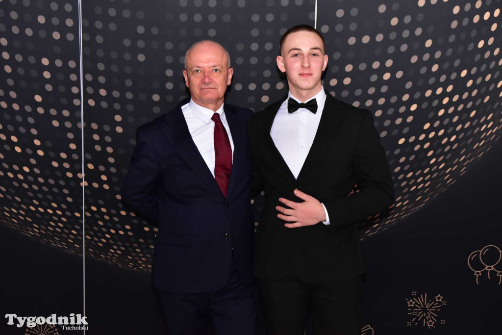 STUDNIÓWKA Zespołu Szkół Licealnych i Technicznych w Tucholi / CZ. 1 - ZDJĘCIA I FILMY - OTWARCIE, POLONEZ, ŚCIANKA