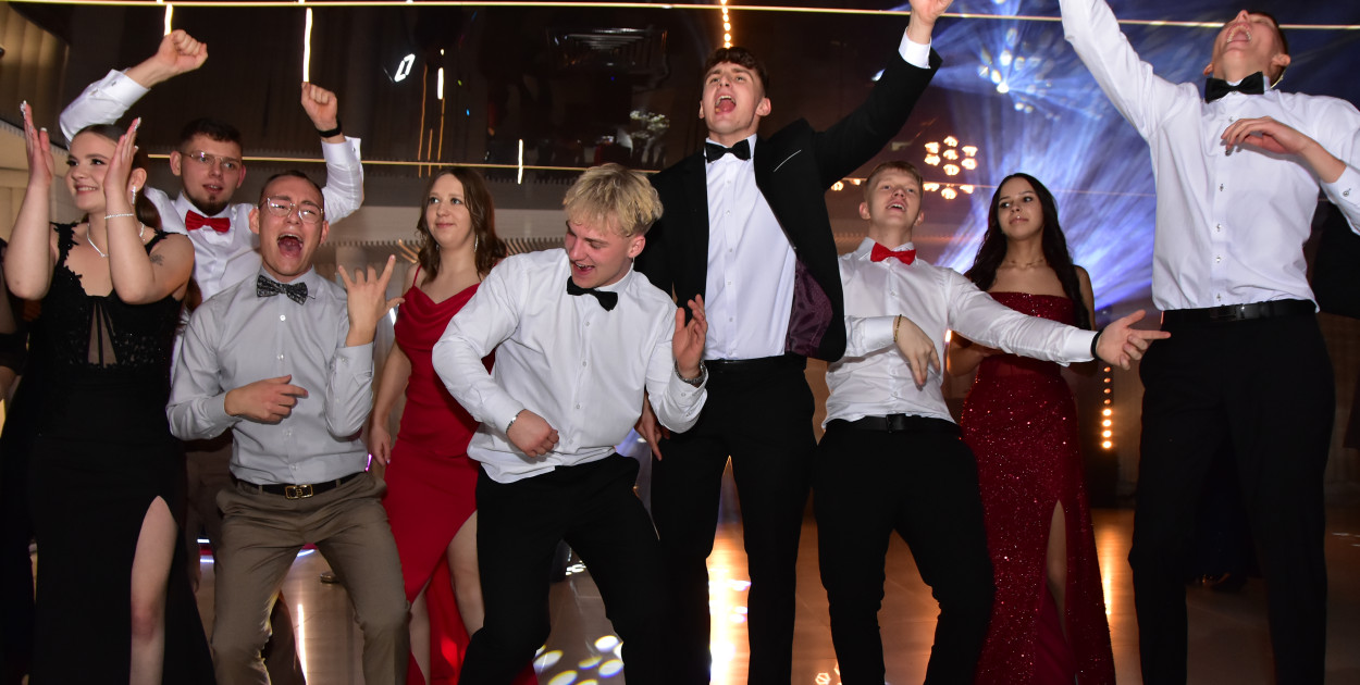 Tak bawi się młodzież! Studniówka ZSLiT / ZDJĘCIA + FILMY IMPREZA, TORT