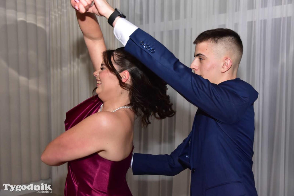 Tak bawi się młodzież! Studniówka ZSLiT / ZDJĘCIA + FILMY IMPREZA, TORT