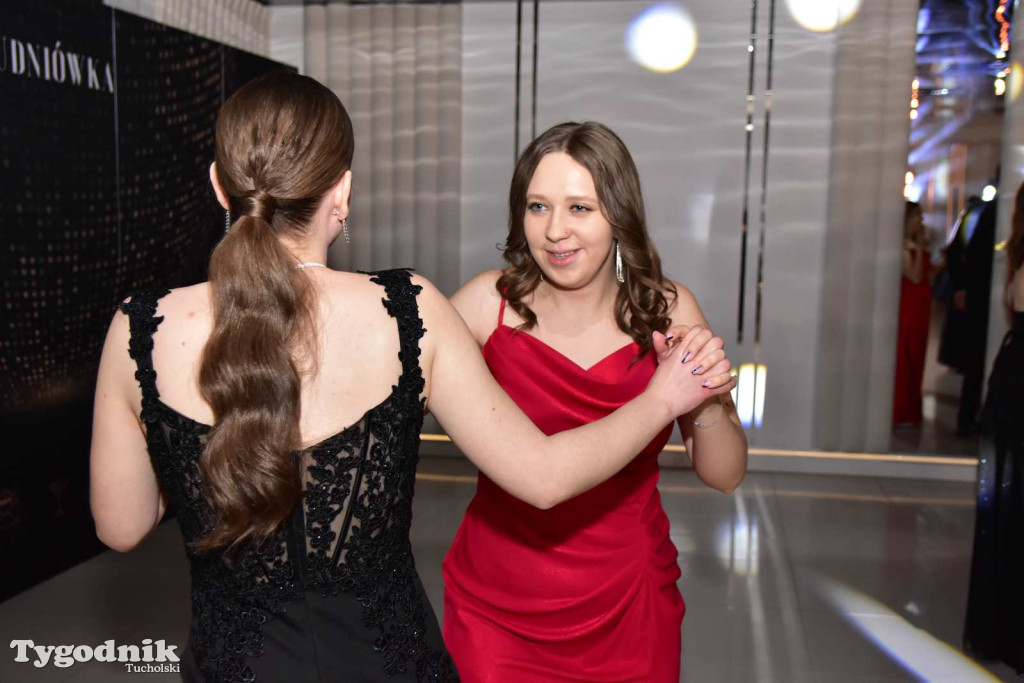 Tak bawi się młodzież! Studniówka ZSLiT / ZDJĘCIA + FILMY IMPREZA, TORT