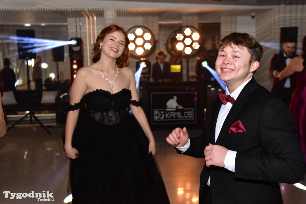 Tak bawi się młodzież! Studniówka ZSLiT / ZDJĘCIA + FILMY IMPREZA, TORT