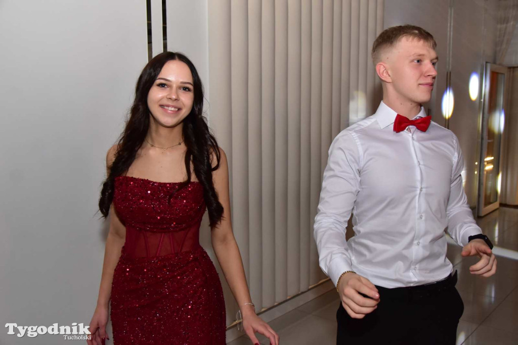 Tak bawi się młodzież! Studniówka ZSLiT / ZDJĘCIA + FILMY IMPREZA, TORT