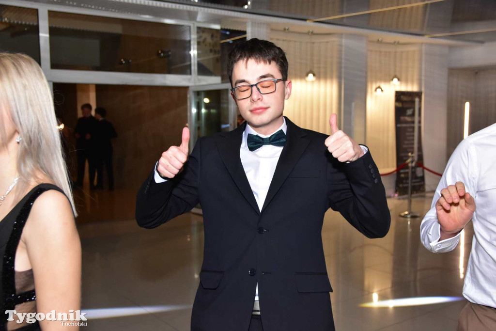 Tak bawi się młodzież! Studniówka ZSLiT / ZDJĘCIA + FILMY IMPREZA, TORT