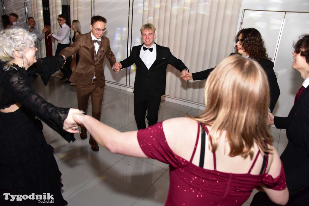 Tak bawi się młodzież! Studniówka ZSLiT / ZDJĘCIA + FILMY IMPREZA, TORT