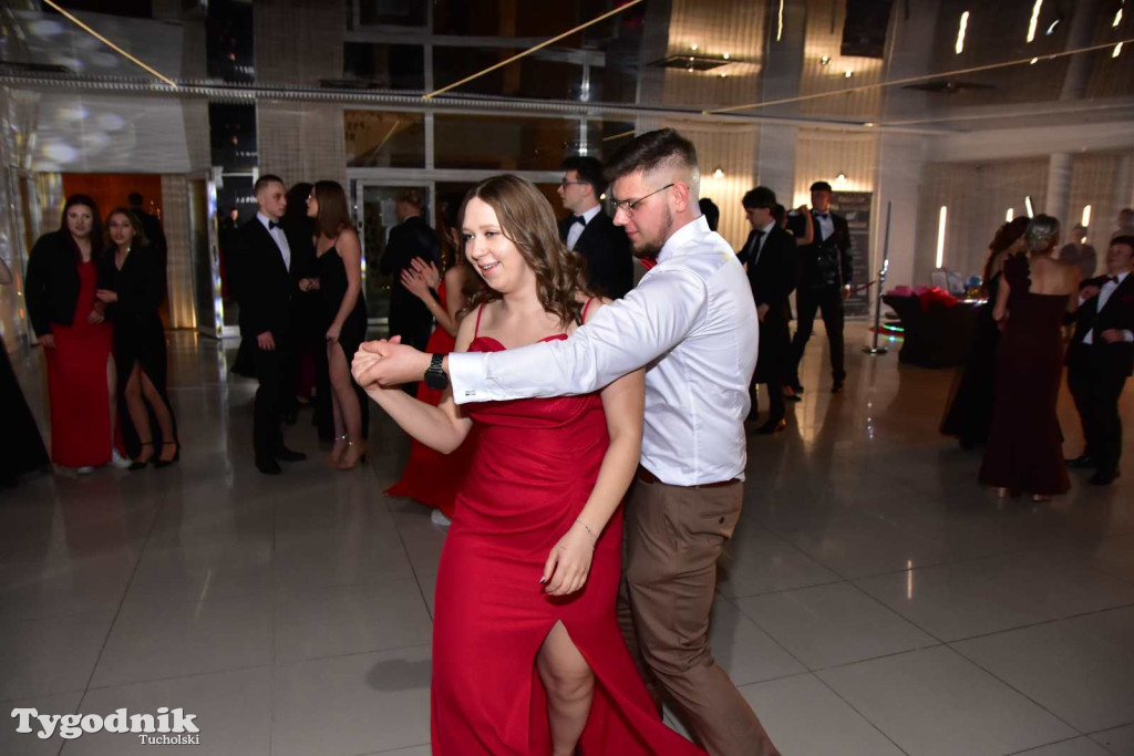 Tak bawi się młodzież! Studniówka ZSLiT / ZDJĘCIA + FILMY IMPREZA, TORT