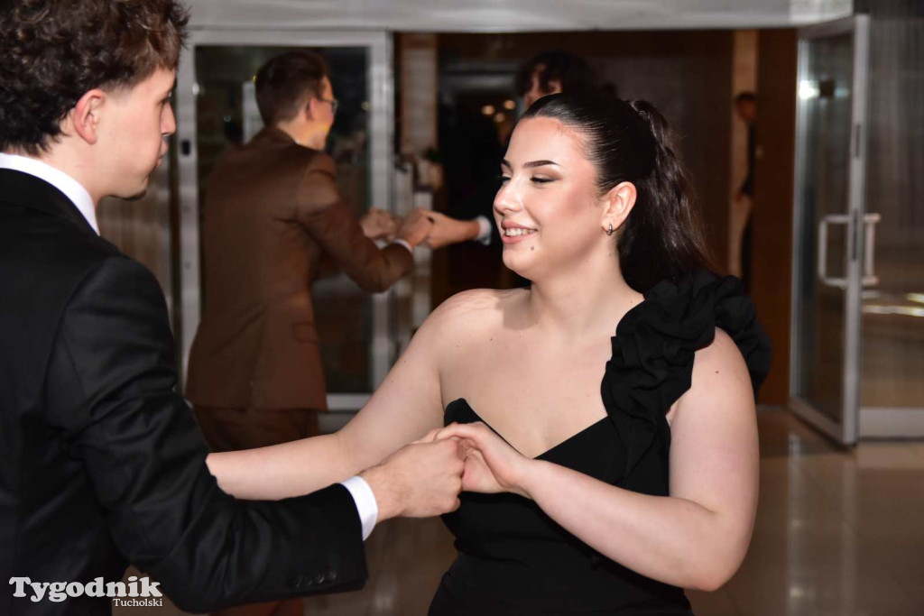 Tak bawi się młodzież! Studniówka ZSLiT / ZDJĘCIA + FILMY IMPREZA, TORT