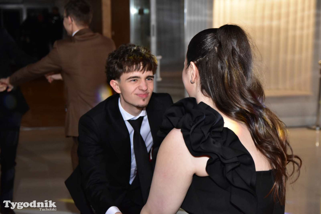 Tak bawi się młodzież! Studniówka ZSLiT / ZDJĘCIA + FILMY IMPREZA, TORT