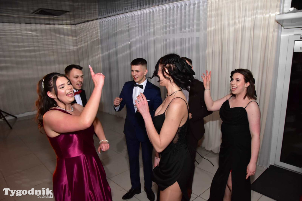 Tak bawi się młodzież! Studniówka ZSLiT / ZDJĘCIA + FILMY IMPREZA, TORT