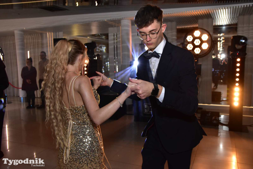 Tak bawi się młodzież! Studniówka ZSLiT / ZDJĘCIA + FILMY IMPREZA, TORT