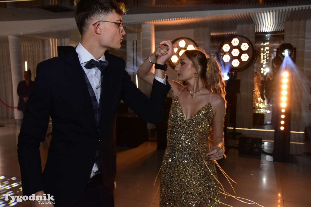 Tak bawi się młodzież! Studniówka ZSLiT / ZDJĘCIA + FILMY IMPREZA, TORT