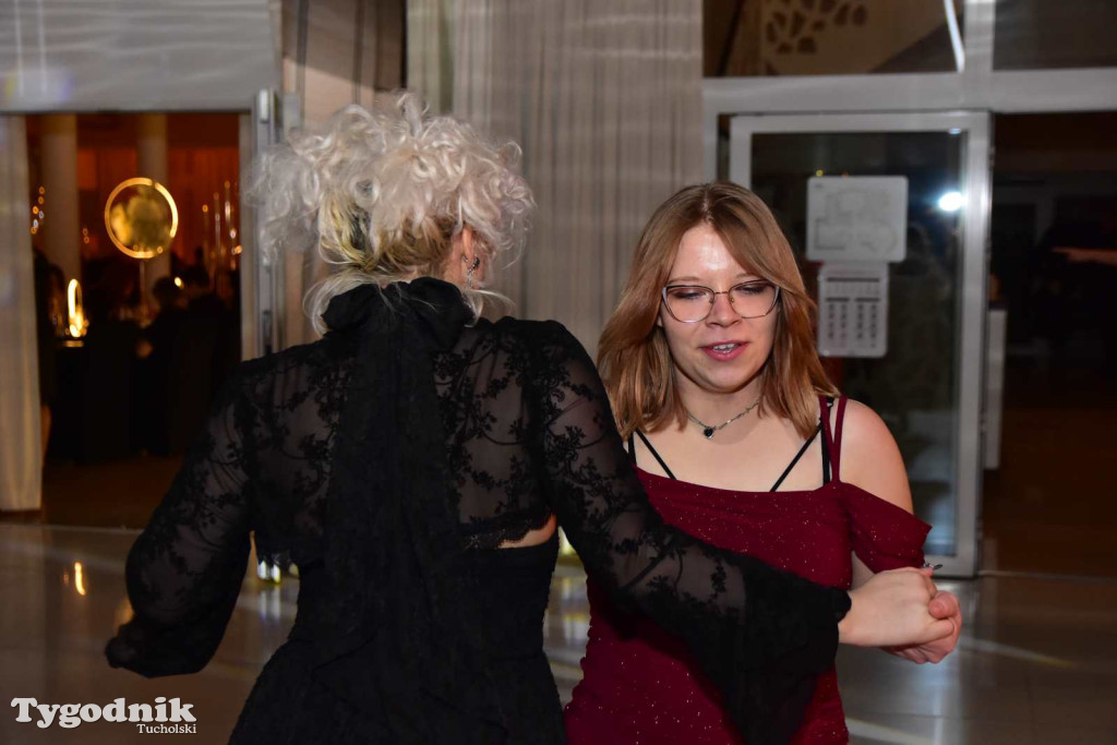 Tak bawi się młodzież! Studniówka ZSLiT / ZDJĘCIA + FILMY IMPREZA, TORT