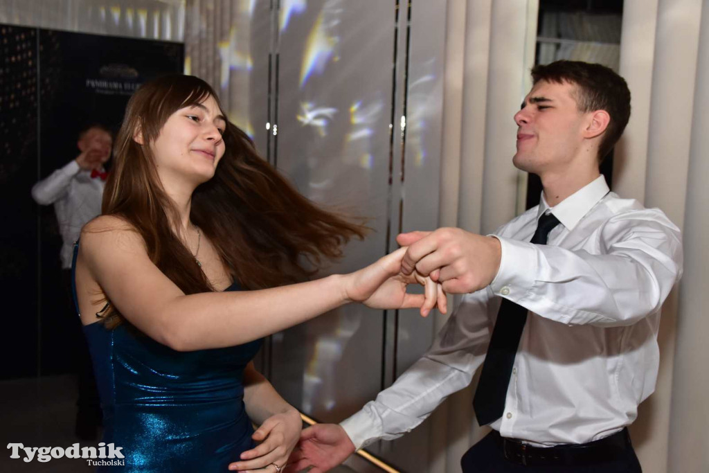 Tak bawi się młodzież! Studniówka ZSLiT / ZDJĘCIA + FILMY IMPREZA, TORT