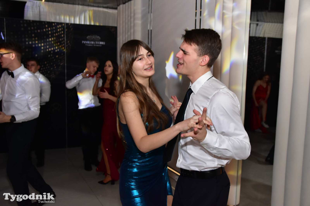 Tak bawi się młodzież! Studniówka ZSLiT / ZDJĘCIA + FILMY IMPREZA, TORT