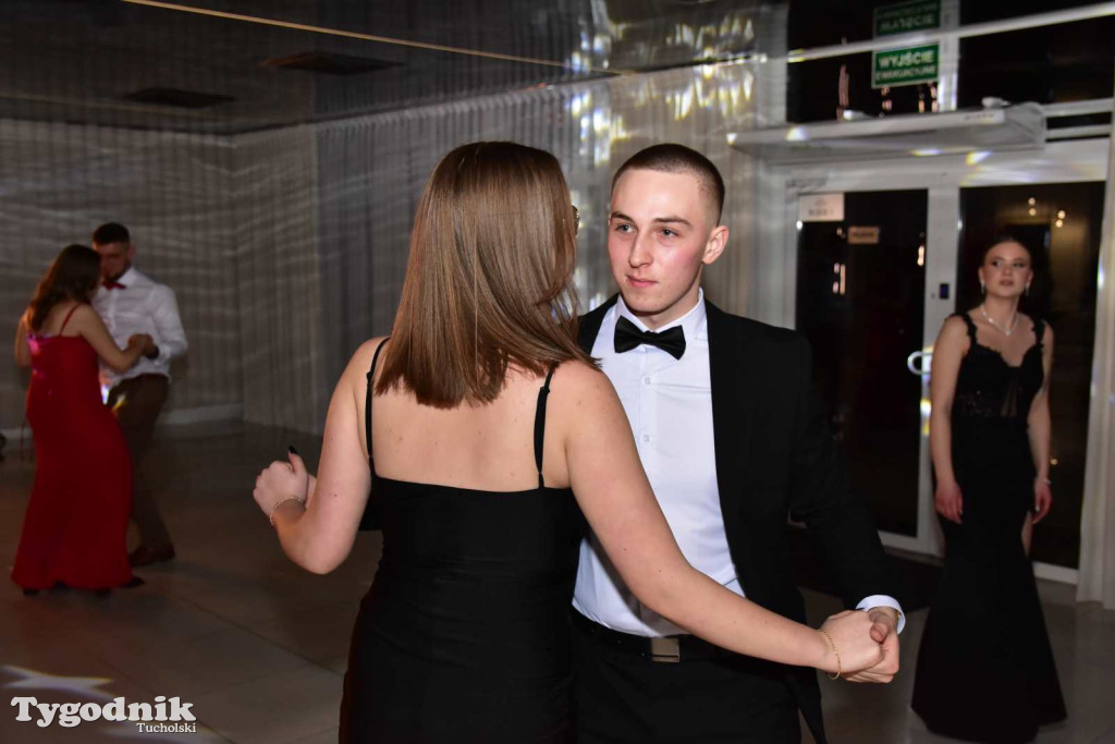 Tak bawi się młodzież! Studniówka ZSLiT / ZDJĘCIA + FILMY IMPREZA, TORT