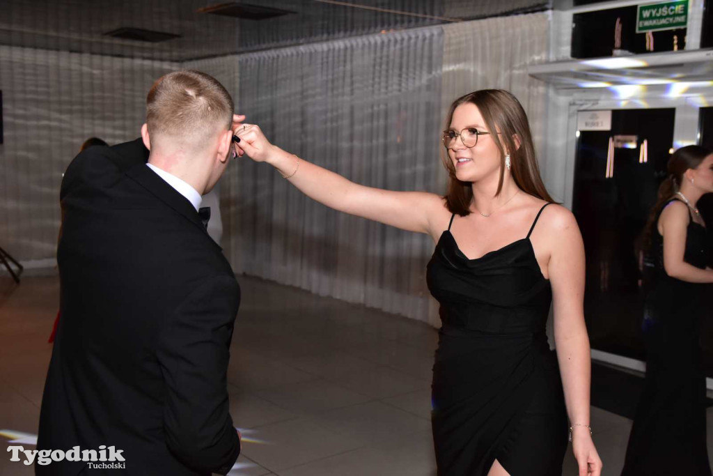 Tak bawi się młodzież! Studniówka ZSLiT / ZDJĘCIA + FILMY IMPREZA, TORT