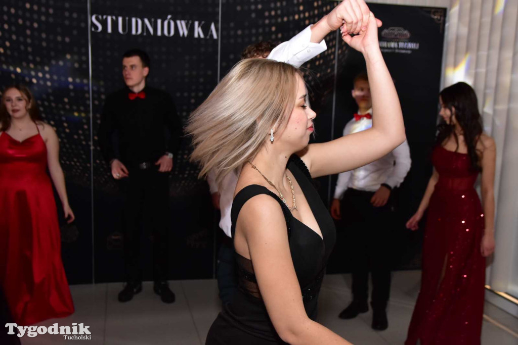 Tak bawi się młodzież! Studniówka ZSLiT / ZDJĘCIA + FILMY IMPREZA, TORT