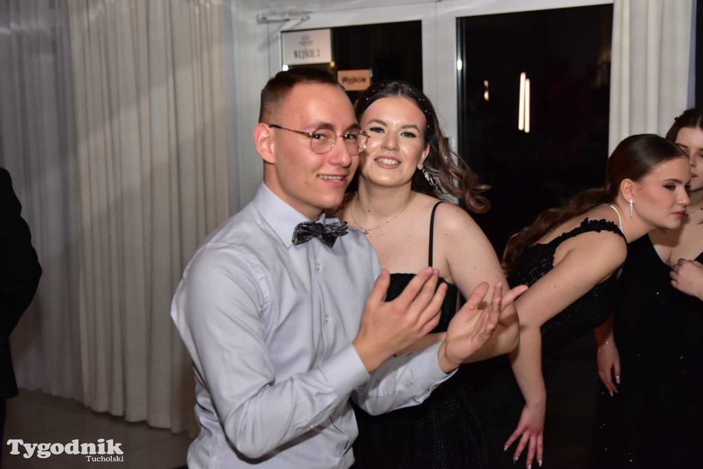 Tak bawi się młodzież! Studniówka ZSLiT / ZDJĘCIA + FILMY IMPREZA, TORT