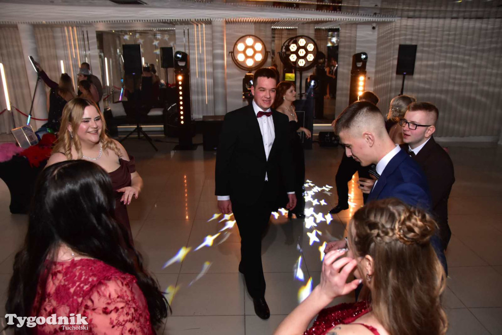 Tak bawi się młodzież! Studniówka ZSLiT / ZDJĘCIA + FILMY IMPREZA, TORT