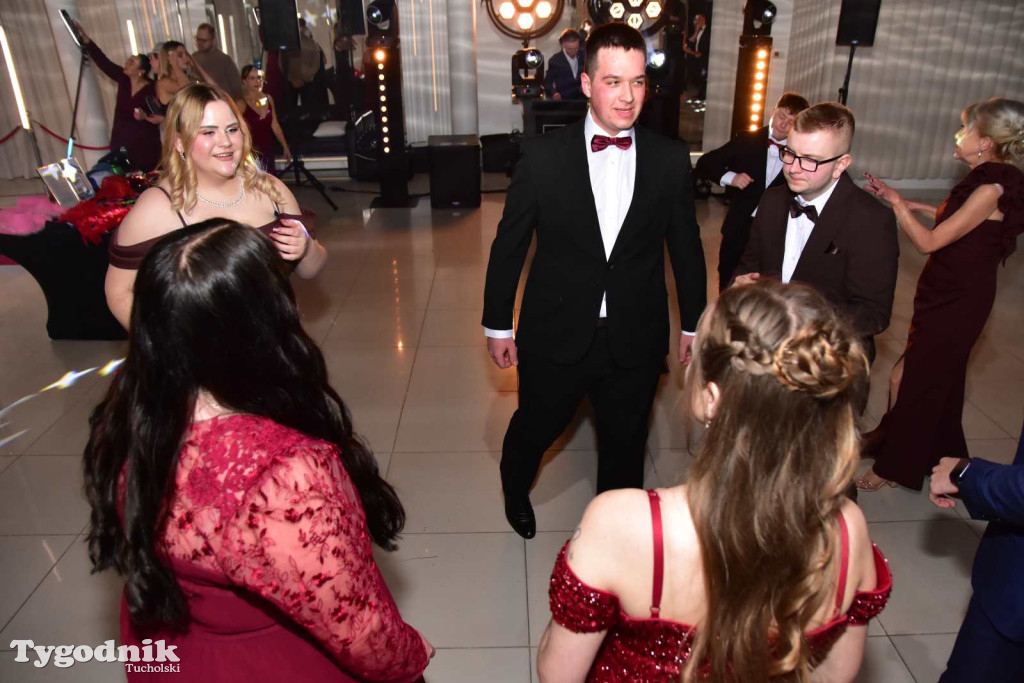 Tak bawi się młodzież! Studniówka ZSLiT / ZDJĘCIA + FILMY IMPREZA, TORT