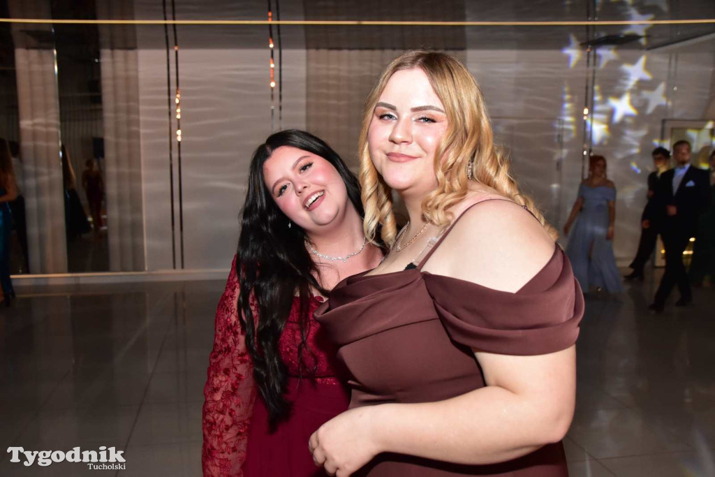 Tak bawi się młodzież! Studniówka ZSLiT / ZDJĘCIA + FILMY IMPREZA, TORT