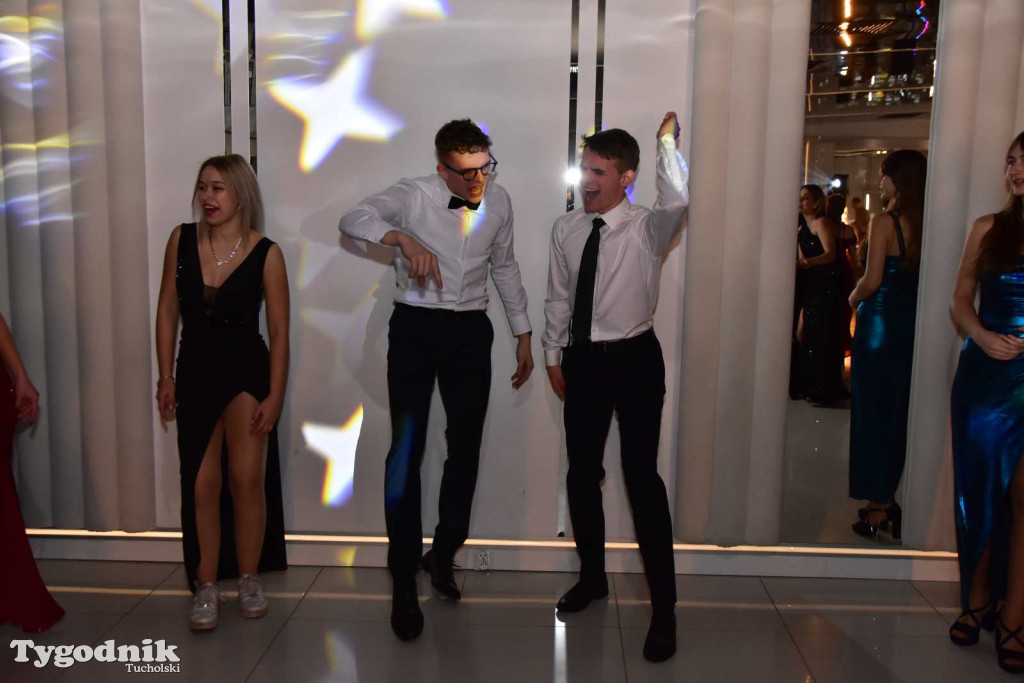 Tak bawi się młodzież! Studniówka ZSLiT / ZDJĘCIA + FILMY IMPREZA, TORT