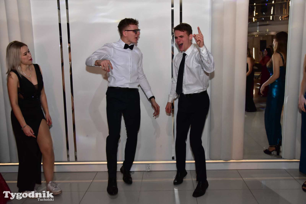 Tak bawi się młodzież! Studniówka ZSLiT / ZDJĘCIA + FILMY IMPREZA, TORT