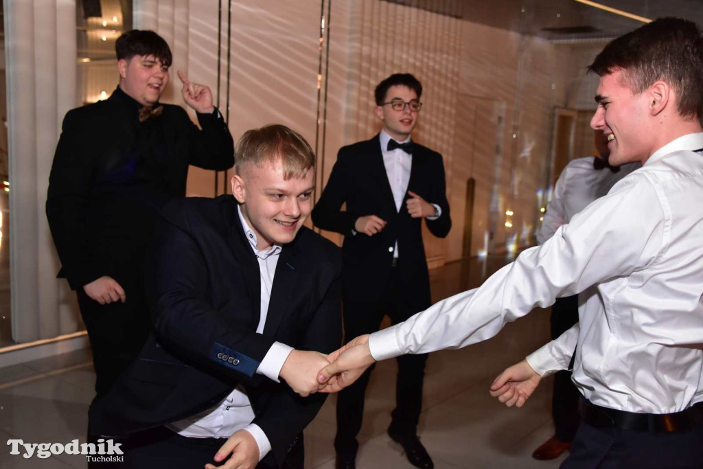 Tak bawi się młodzież! Studniówka ZSLiT / ZDJĘCIA + FILMY IMPREZA, TORT