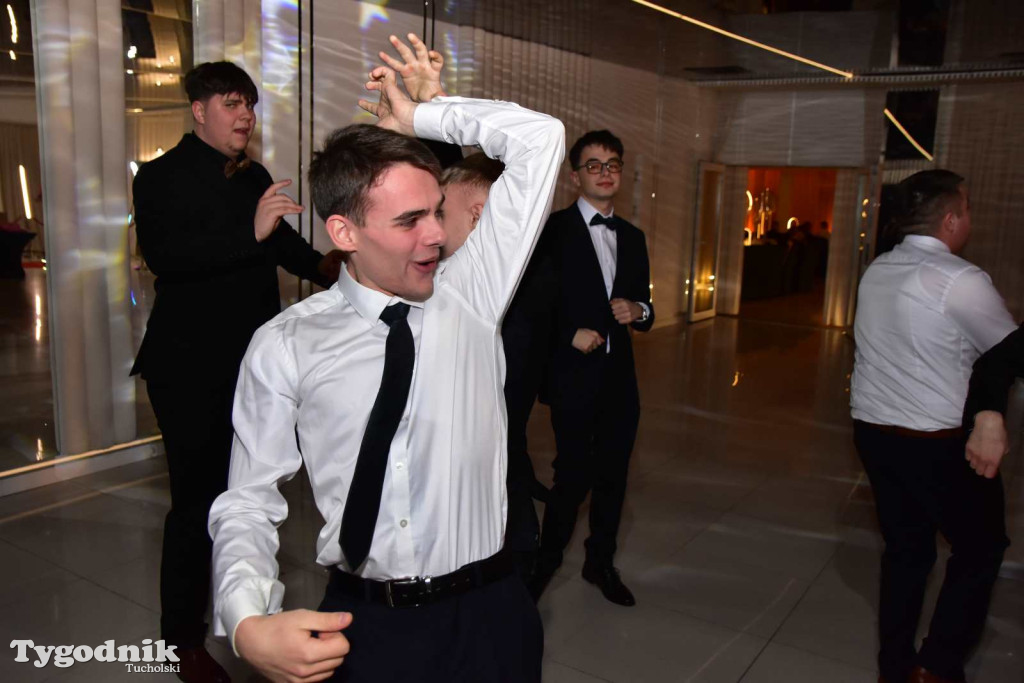 Tak bawi się młodzież! Studniówka ZSLiT / ZDJĘCIA + FILMY IMPREZA, TORT