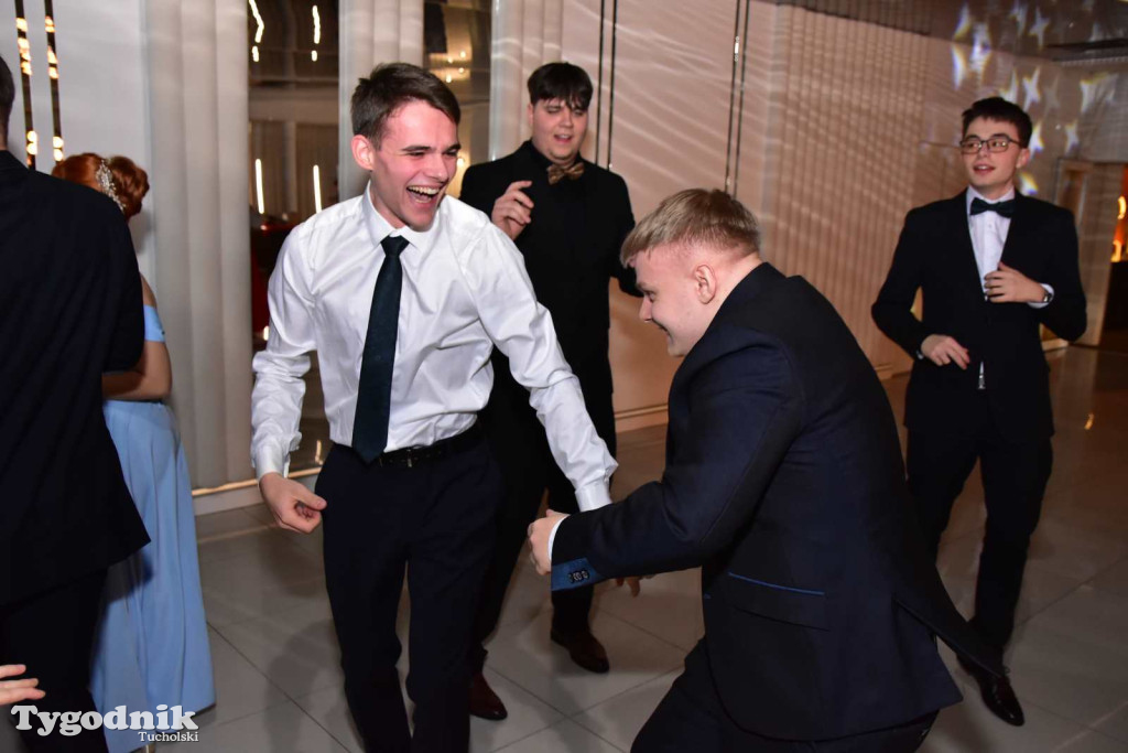 Tak bawi się młodzież! Studniówka ZSLiT / ZDJĘCIA + FILMY IMPREZA, TORT