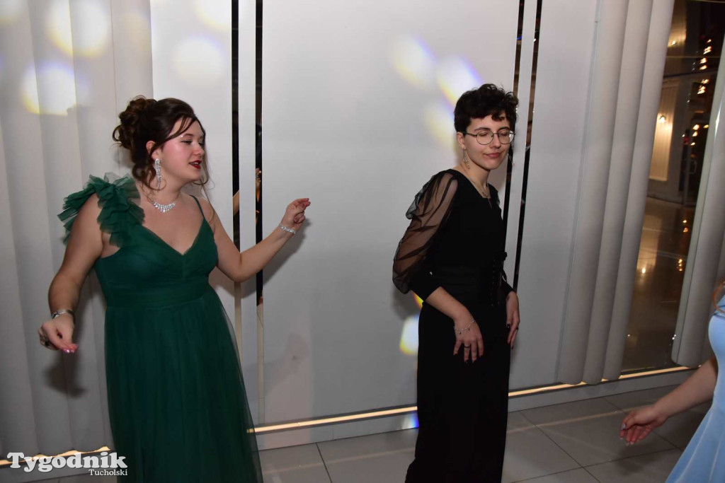 Tak bawi się młodzież! Studniówka ZSLiT / ZDJĘCIA + FILMY IMPREZA, TORT