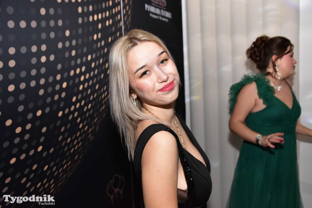 Tak bawi się młodzież! Studniówka ZSLiT / ZDJĘCIA + FILMY IMPREZA, TORT