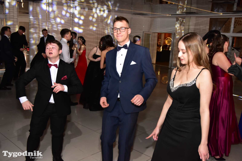 Tak bawi się młodzież! Studniówka ZSLiT / ZDJĘCIA + FILMY IMPREZA, TORT