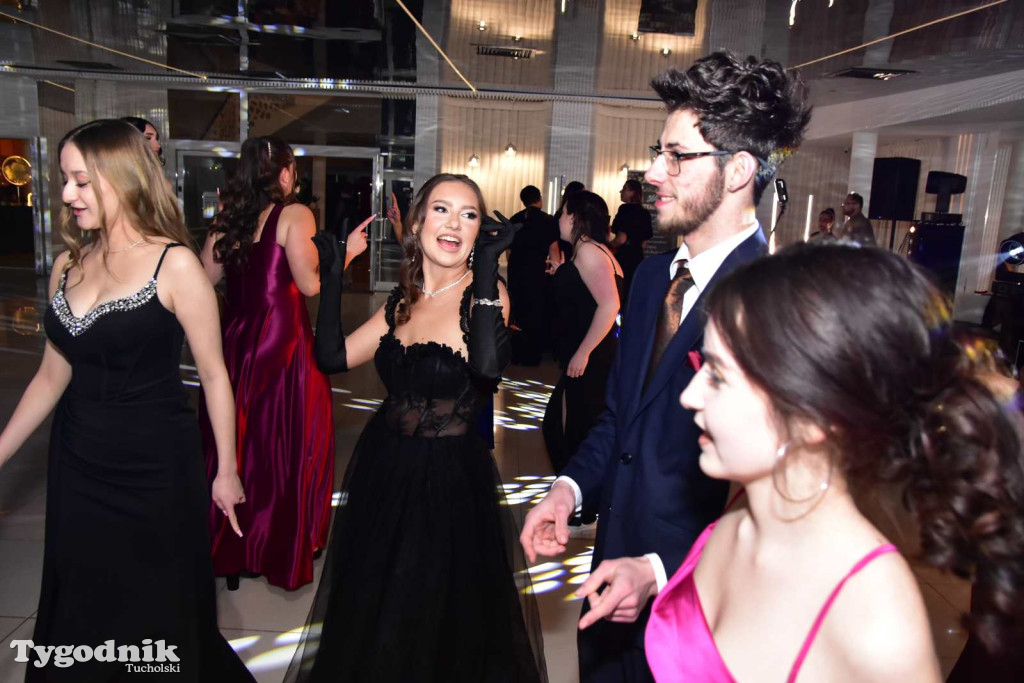 Tak bawi się młodzież! Studniówka ZSLiT / ZDJĘCIA + FILMY IMPREZA, TORT