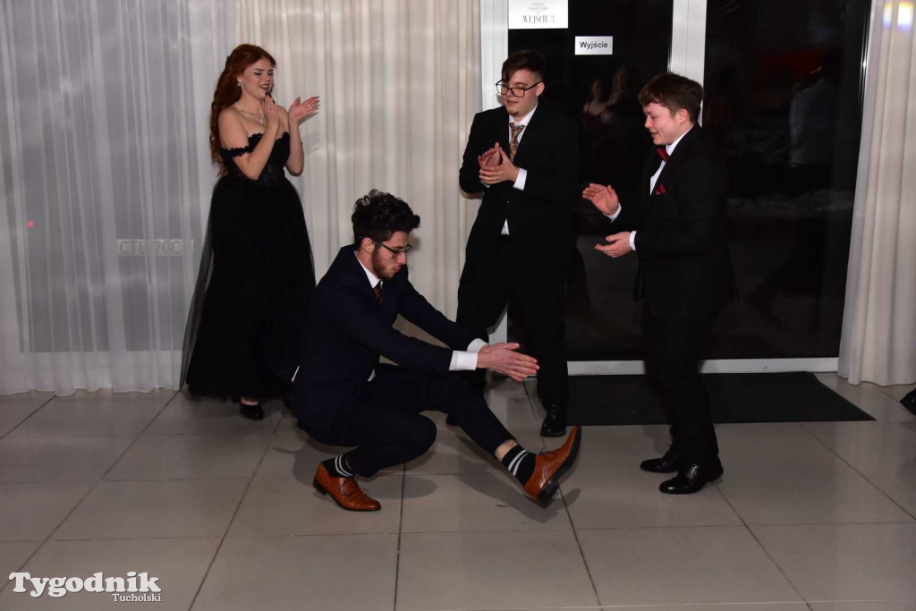 Tak bawi się młodzież! Studniówka ZSLiT / ZDJĘCIA + FILMY IMPREZA, TORT