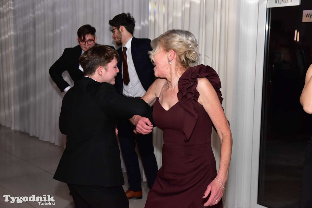 Tak bawi się młodzież! Studniówka ZSLiT / ZDJĘCIA + FILMY IMPREZA, TORT