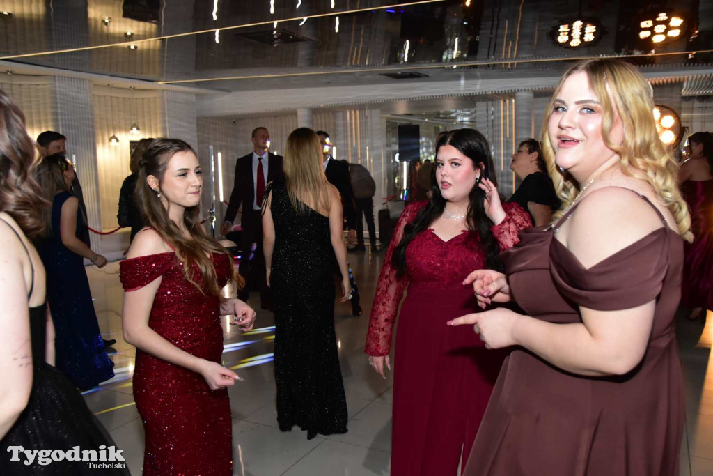 Tak bawi się młodzież! Studniówka ZSLiT / ZDJĘCIA + FILMY IMPREZA, TORT