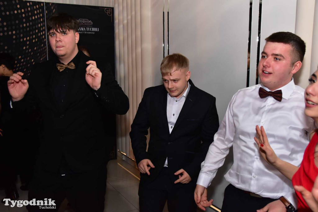 Tak bawi się młodzież! Studniówka ZSLiT / ZDJĘCIA + FILMY IMPREZA, TORT