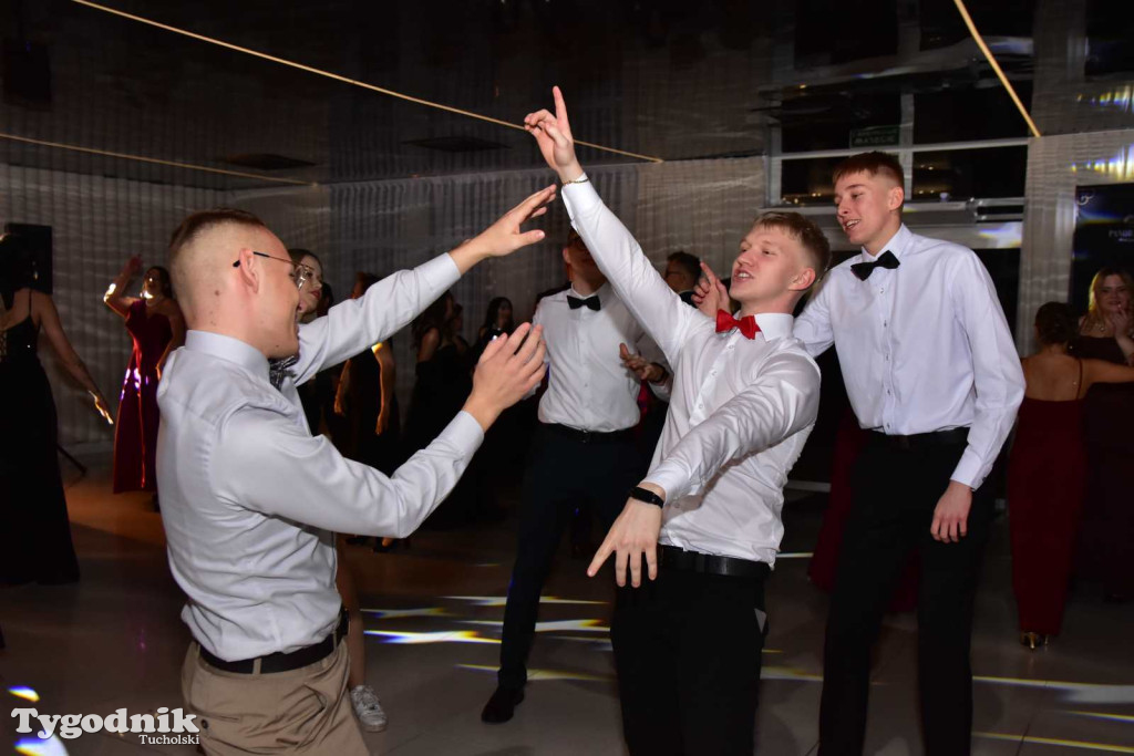 Tak bawi się młodzież! Studniówka ZSLiT / ZDJĘCIA + FILMY IMPREZA, TORT