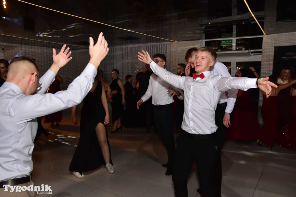 Tak bawi się młodzież! Studniówka ZSLiT / ZDJĘCIA + FILMY IMPREZA, TORT