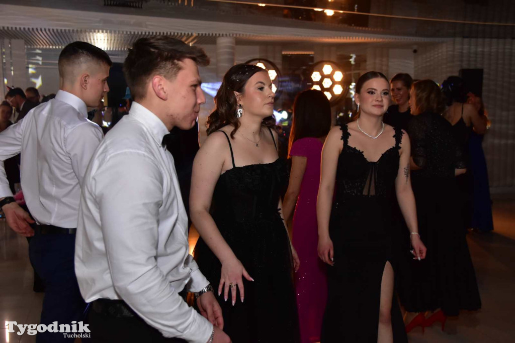 Tak bawi się młodzież! Studniówka ZSLiT / ZDJĘCIA + FILMY IMPREZA, TORT