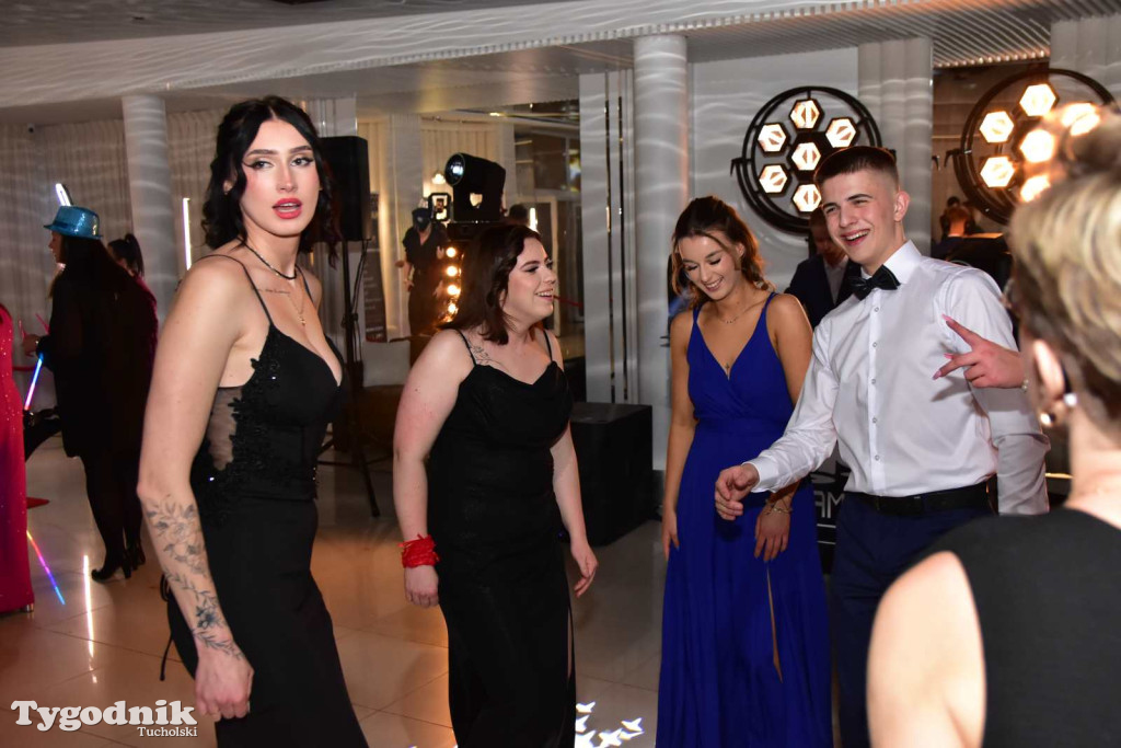 Tak bawi się młodzież! Studniówka ZSLiT / ZDJĘCIA + FILMY IMPREZA, TORT