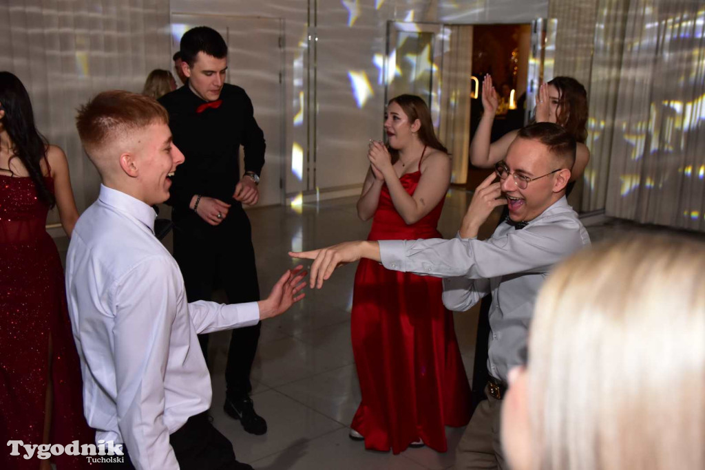 Tak bawi się młodzież! Studniówka ZSLiT / ZDJĘCIA + FILMY IMPREZA, TORT