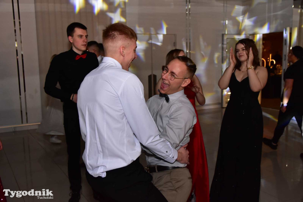 Tak bawi się młodzież! Studniówka ZSLiT / ZDJĘCIA + FILMY IMPREZA, TORT