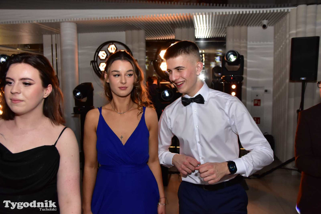 Tak bawi się młodzież! Studniówka ZSLiT / ZDJĘCIA + FILMY IMPREZA, TORT